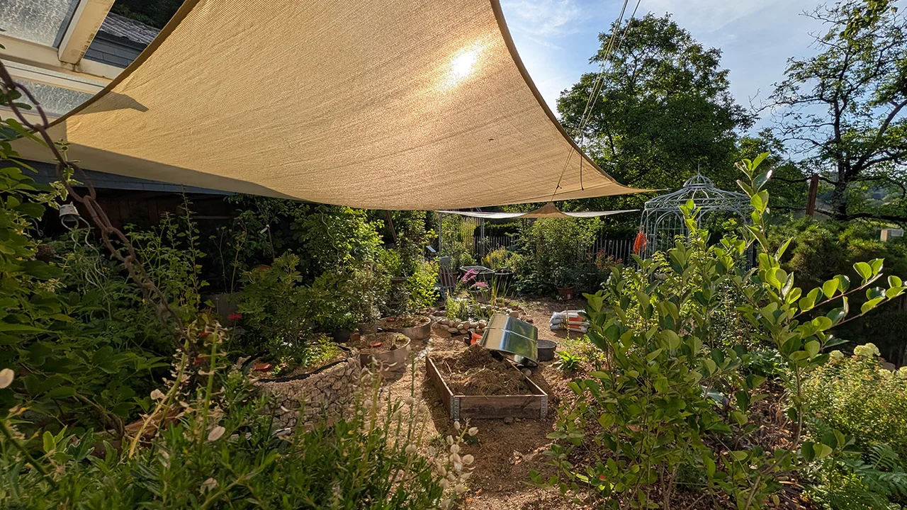 Blick auf die Beet-Baustelle auf dem Garagendach | © @zaubergaertli-gartenkeramik.ch